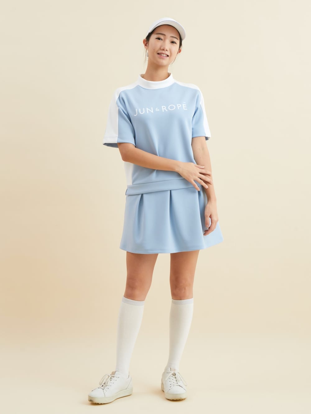 ブルー系のTシャツ/カットソー、ブルー系のスカート、ホワイト系のソックス/靴下を着用したレディースの冬コーディネートの2枚目の写真