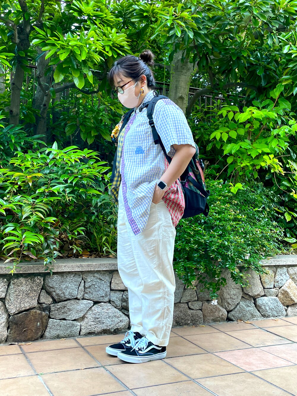 ホワイト系のその他パンツ、ブラック系のスニーカー、その他のバックパック/リュックを着用したレディースの夏コーディネートの2枚目の写真