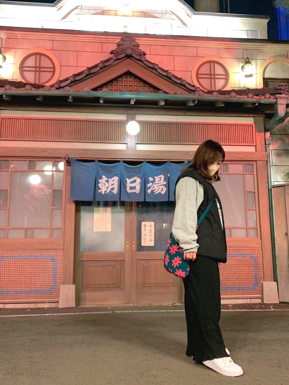 ブラック系のその他パンツ、ホワイト系のスニーカー、グリーン系のショルダーバッグを着用したレディースの秋コーディネートの2枚目の写真