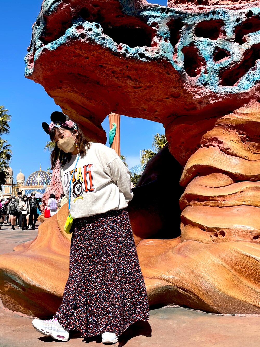 ブラック系のスカート、グレー系のスウェット、パープル系のスニーカーを着用したレディースの春コーディネートの2枚目の写真