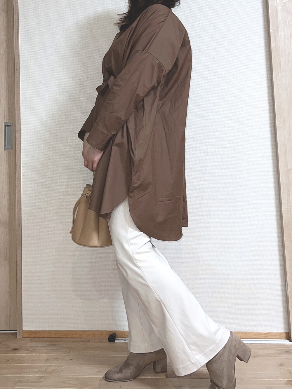 「大人女子、春服、お出かけコーデ、おしゃれさんと繋がりたい、大人コーデ、淡色コーデ、+J、ユニクロ、ユニクロコーデ、UNIQLO、淡色女子、ママコーデ」｜「UNIQLOのアイテム（ワンピース/ドレス、ブラウン系）」を使った、kochiiさん（レディース・166cm）の冬コーディネートの2枚目の写真