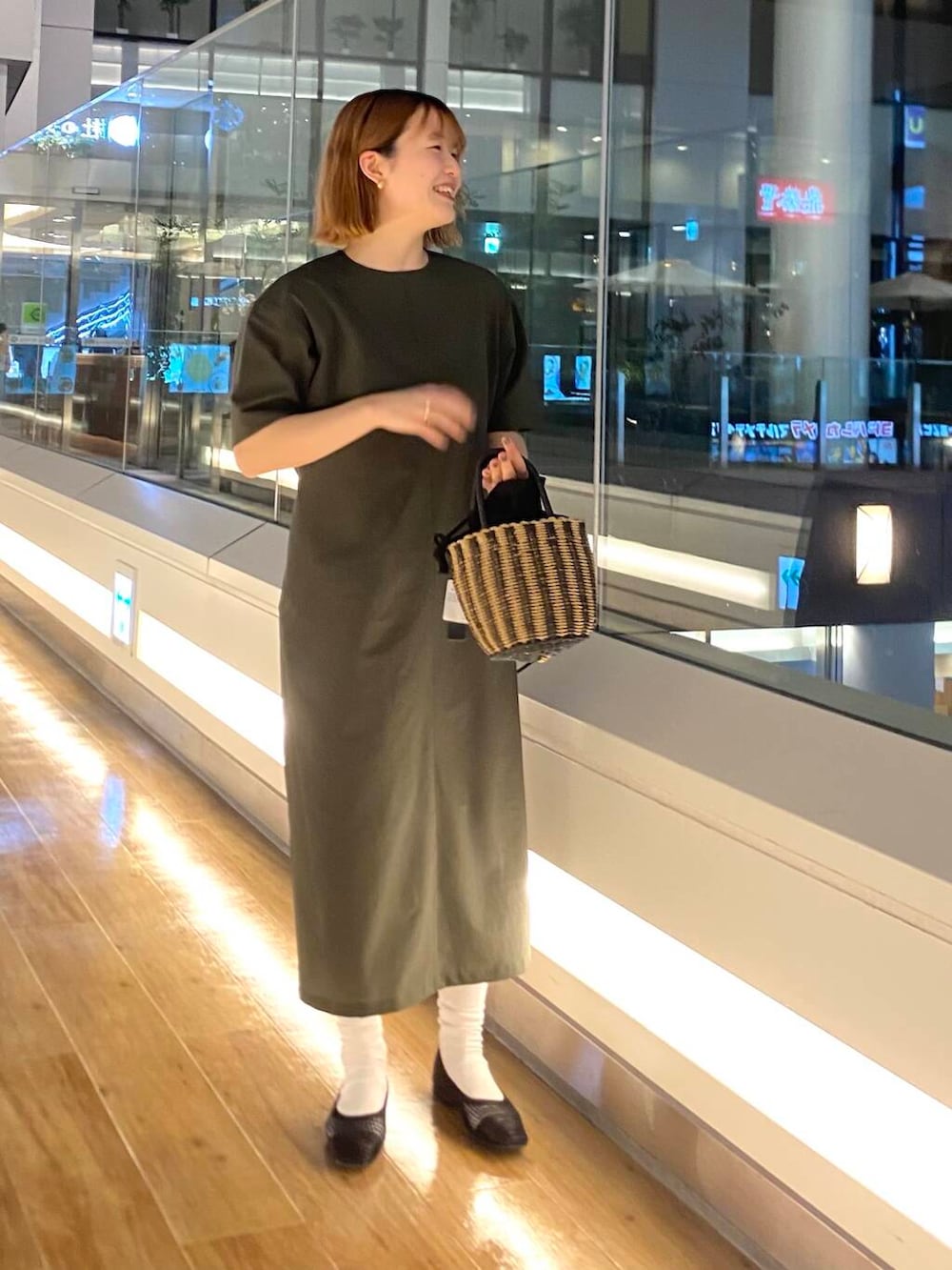 「雨の日コーデ、newarrival、休日スタイル、出勤コーデ、旅行コーデ、夏ワンピース、サンダル×ソックス、手元コーデ、ここでしか手に入らない別注アイテム、私のイチ推しブランド、私のイチ押しブランド、スタッフのこれ買いました、外遊びコーデ、私の推しアイテム、暮らしを楽しむ」｜「URBAN RESEARCH DOORSの巾着カゴバッグ（ハンドバッグ、ブラック系）」を使った、ヒナタさん（レディース・162cm）の春コーディネートの4枚目の写真