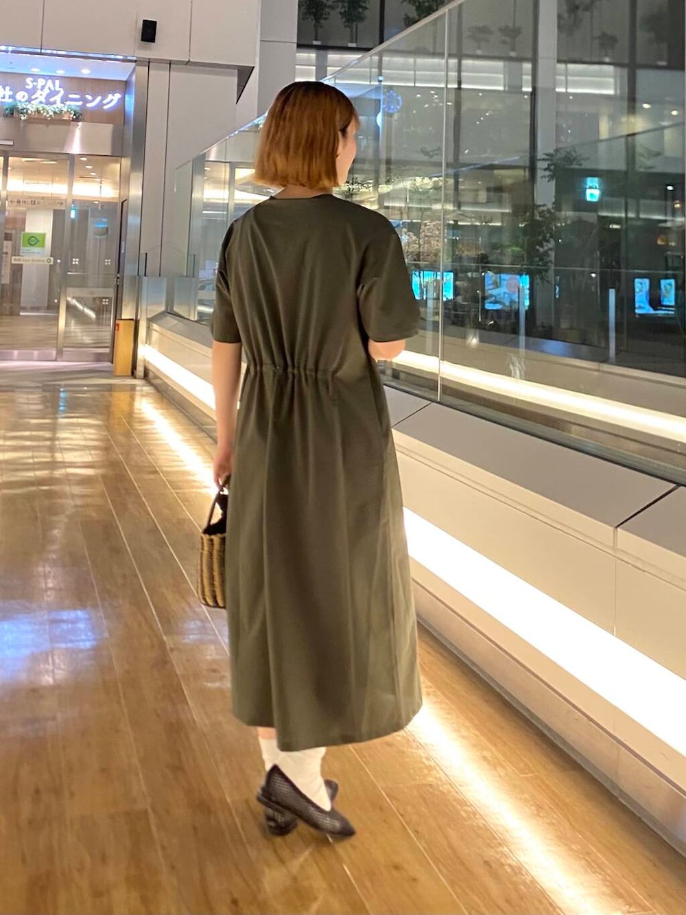 「雨の日コーデ、newarrival、休日スタイル、出勤コーデ、旅行コーデ、夏ワンピース、サンダル×ソックス、手元コーデ、ここでしか手に入らない別注アイテム、私のイチ推しブランド、私のイチ押しブランド、スタッフのこれ買いました、外遊びコーデ、私の推しアイテム、暮らしを楽しむ」｜「URBAN RESEARCH DOORSの巾着カゴバッグ（ハンドバッグ、ブラック系）」を使った、ヒナタさん（レディース・162cm）の春コーディネートの2枚目の写真