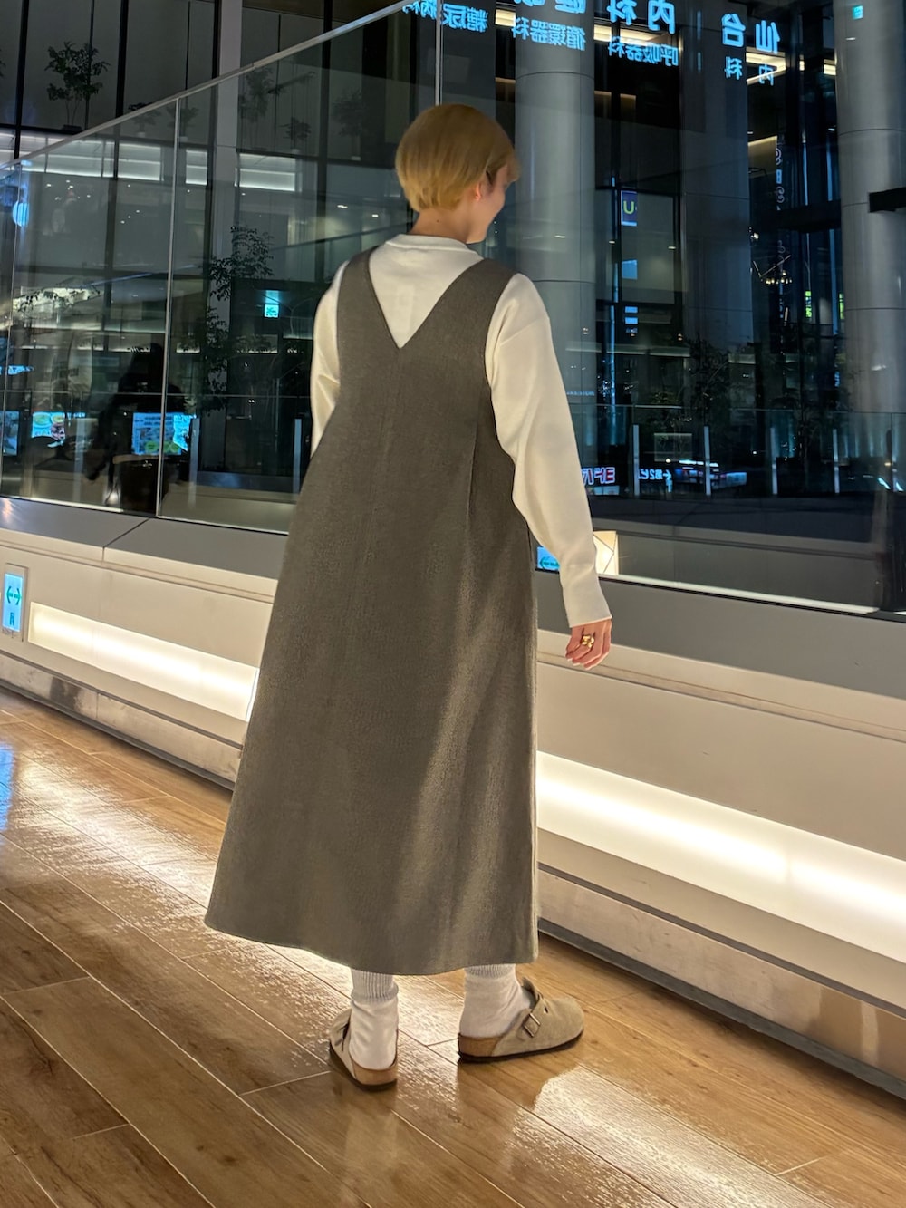 ベージュ系のサンダル、グレー系のワンピース/ドレス、ホワイト系のニット/セーターを着用したレディースの秋コーディネートの2枚目の写真