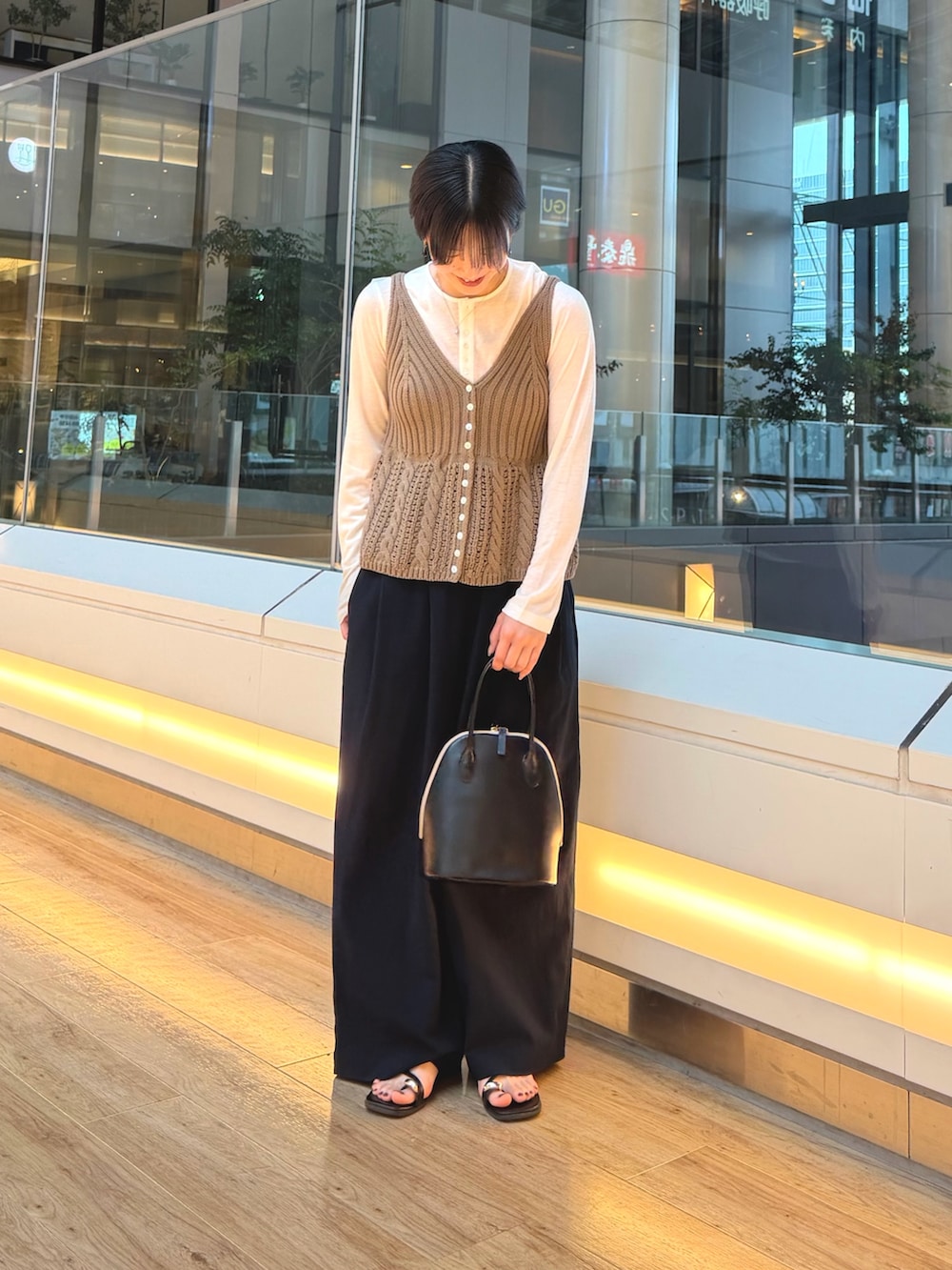 ブラック系のサンダル、ブルー系のその他パンツ、ホワイト系のTシャツ/カットソーを着用したレディースの夏コーディネートの2枚目の写真