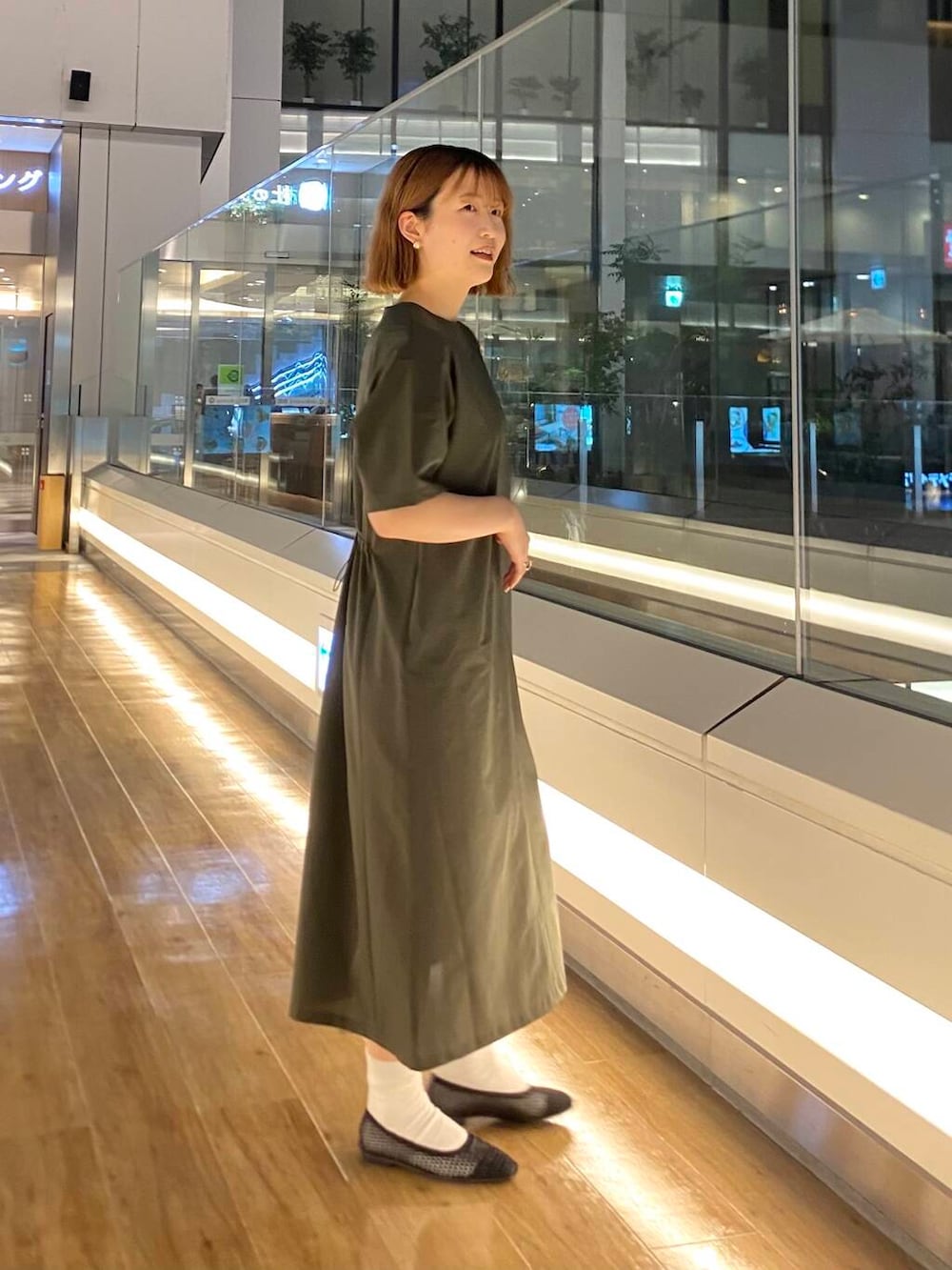 「雨の日コーデ、newarrival、休日スタイル、出勤コーデ、旅行コーデ、夏ワンピース、サンダル×ソックス、手元コーデ、ここでしか手に入らない別注アイテム、私のイチ推しブランド、私のイチ押しブランド、スタッフのこれ買いました、外遊びコーデ、私の推しアイテム、暮らしを楽しむ」｜「URBAN RESEARCH DOORSの巾着カゴバッグ（ハンドバッグ、ブラック系）」を使った、ヒナタさん（レディース・162cm）の春コーディネートの3枚目の写真