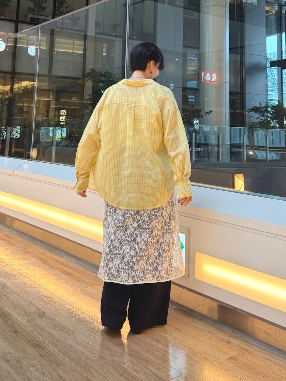 ブラック系のサンダル、ブルー系のその他パンツ、ホワイト系のワンピースを着用したレディースの夏コーディネートの3枚目の写真