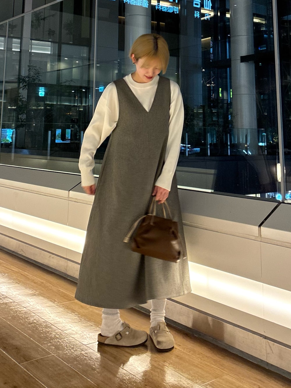 ベージュ系のサンダル、グレー系のワンピース/ドレス、ホワイト系のニット/セーターを着用したレディースの秋コーディネートの3枚目の写真