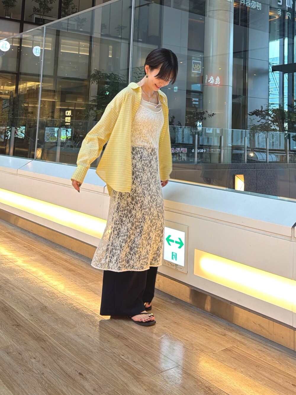 ブラック系のサンダル、ブルー系のその他パンツ、ホワイト系のワンピースを着用したレディースの夏コーディネートの4枚目の写真