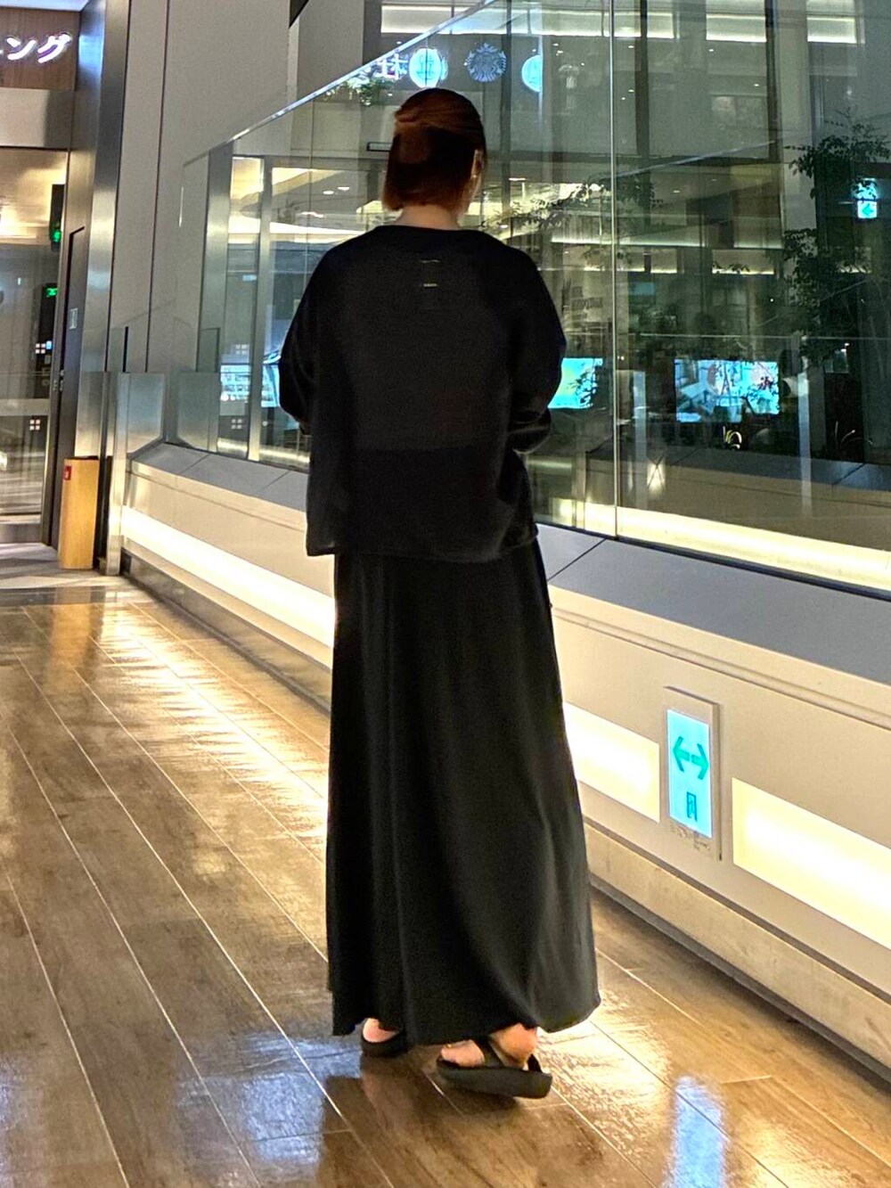 ブラック系のショルダーバッグ、ブラック系のスカート、ブラック系のカーディガン/ボレロを着用したレディースの夏コーディネートの2枚目の写真