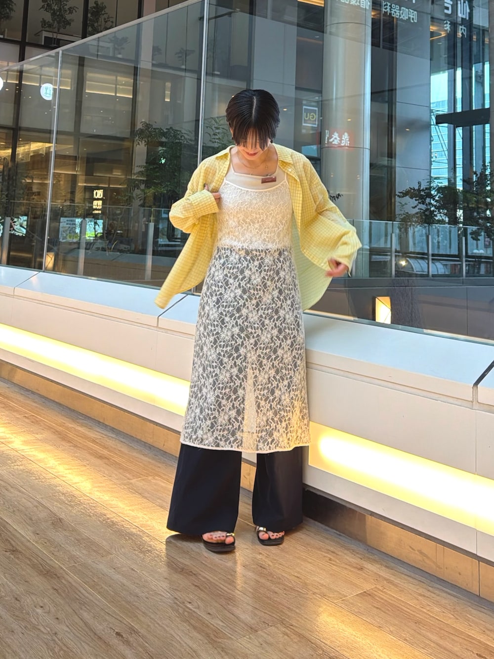 ブラック系のサンダル、ブルー系のその他パンツ、ホワイト系のワンピースを着用したレディースの夏コーディネートの5枚目の写真