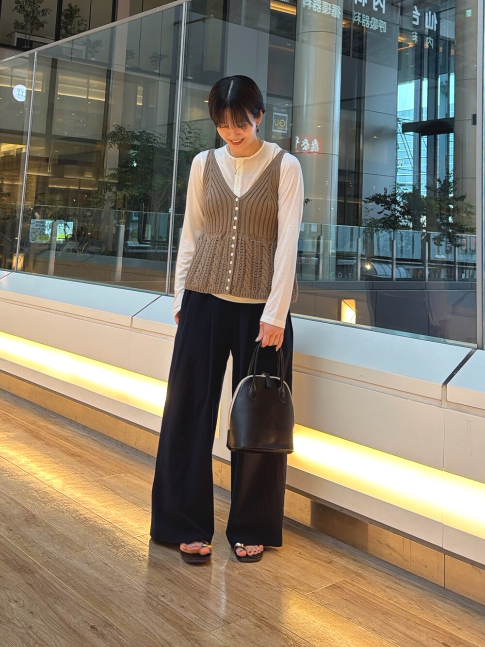 ブラック系のサンダル、ブルー系のその他パンツ、ホワイト系のTシャツ/カットソーを着用したレディースの夏コーディネートの3枚目の写真