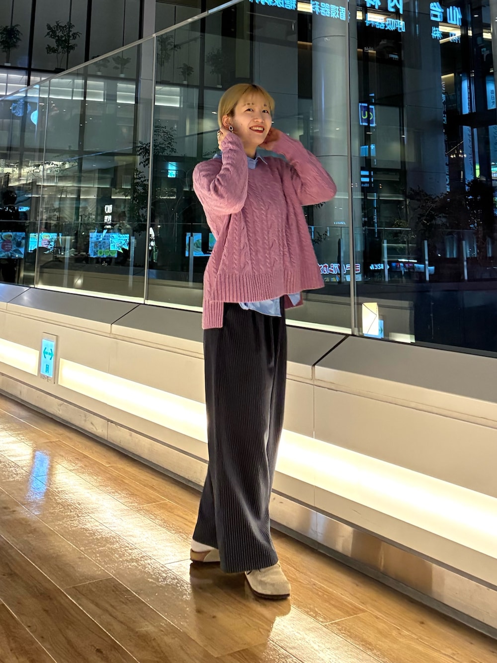 ベージュ系のサンダル、ブルー系のシャツ/ブラウス、パープル系のニット/セーターを着用したレディースの秋コーディネートの3枚目の写真