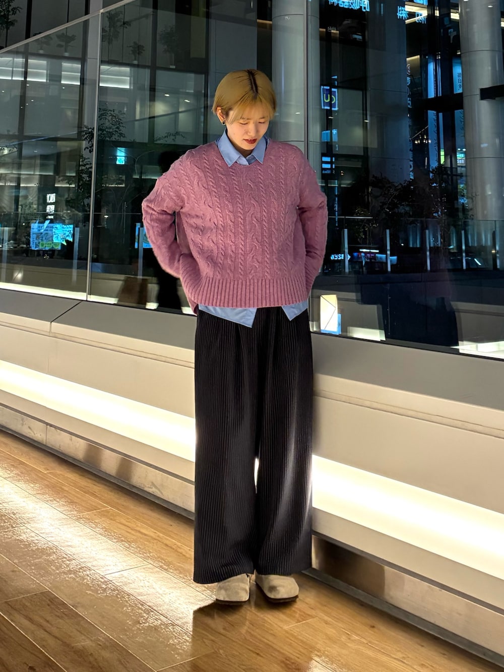 ベージュ系のサンダル、ブルー系のシャツ/ブラウス、パープル系のニット/セーターを着用したレディースの秋コーディネートの4枚目の写真