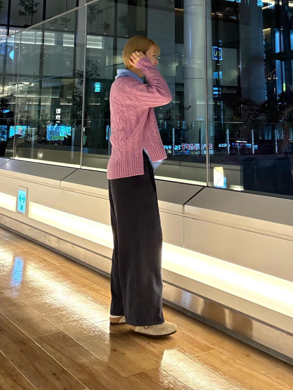 ベージュ系のサンダル、ブルー系のシャツ/ブラウス、パープル系のニット/セーターを着用したレディースの秋コーディネートの2枚目の写真