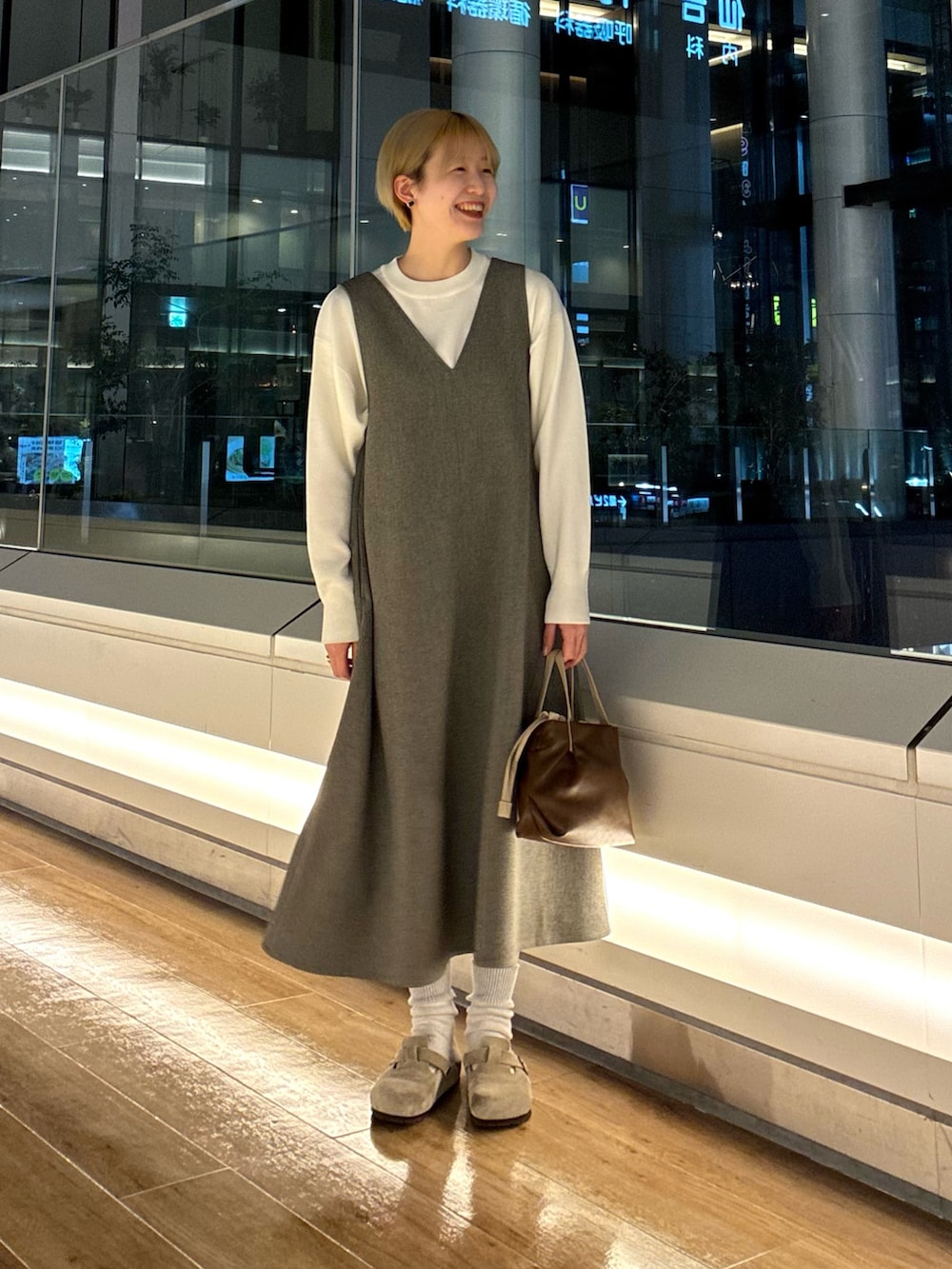 ベージュ系のサンダル、グレー系のワンピース/ドレス、ホワイト系のニット/セーターを着用したレディースの秋コーディネートの4枚目の写真