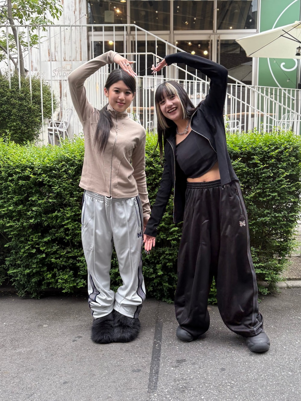 ブラック系のパンツ、ブラック系のTシャツ/カットソーを着用したレディースの春コーディネートの5枚目の写真