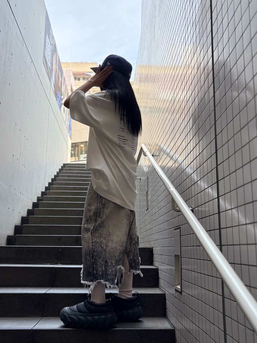 ホワイト系のTシャツ/カットソーを着用したレディースの夏コーディネートの2枚目の写真