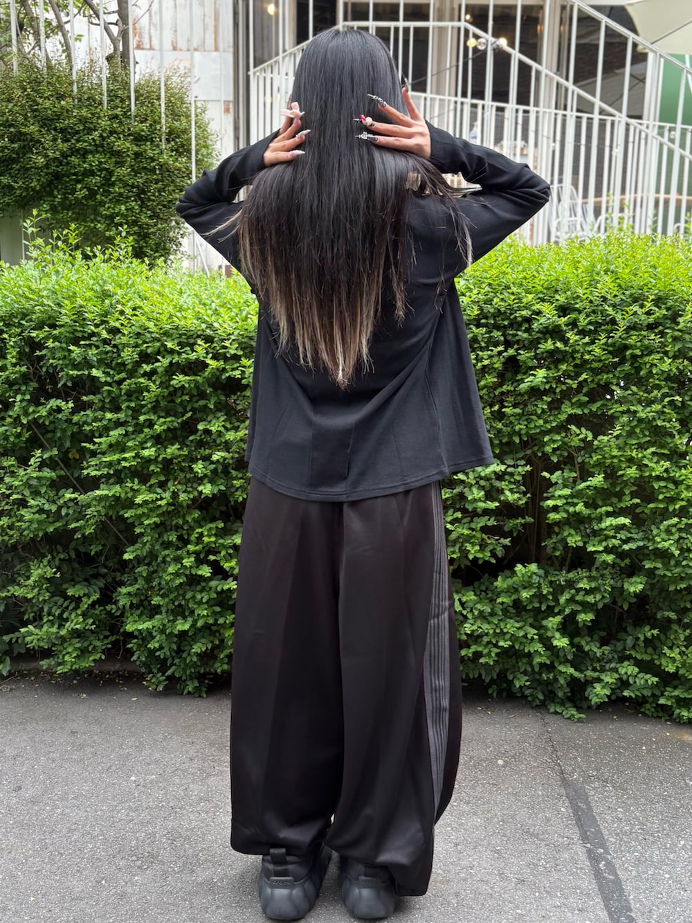 ブラック系のパンツ、ブラック系のTシャツ/カットソーを着用したレディースの春コーディネートの3枚目の写真