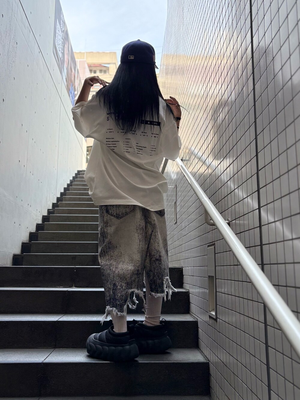 ホワイト系のTシャツ/カットソーを着用したレディースの夏コーディネートの3枚目の写真