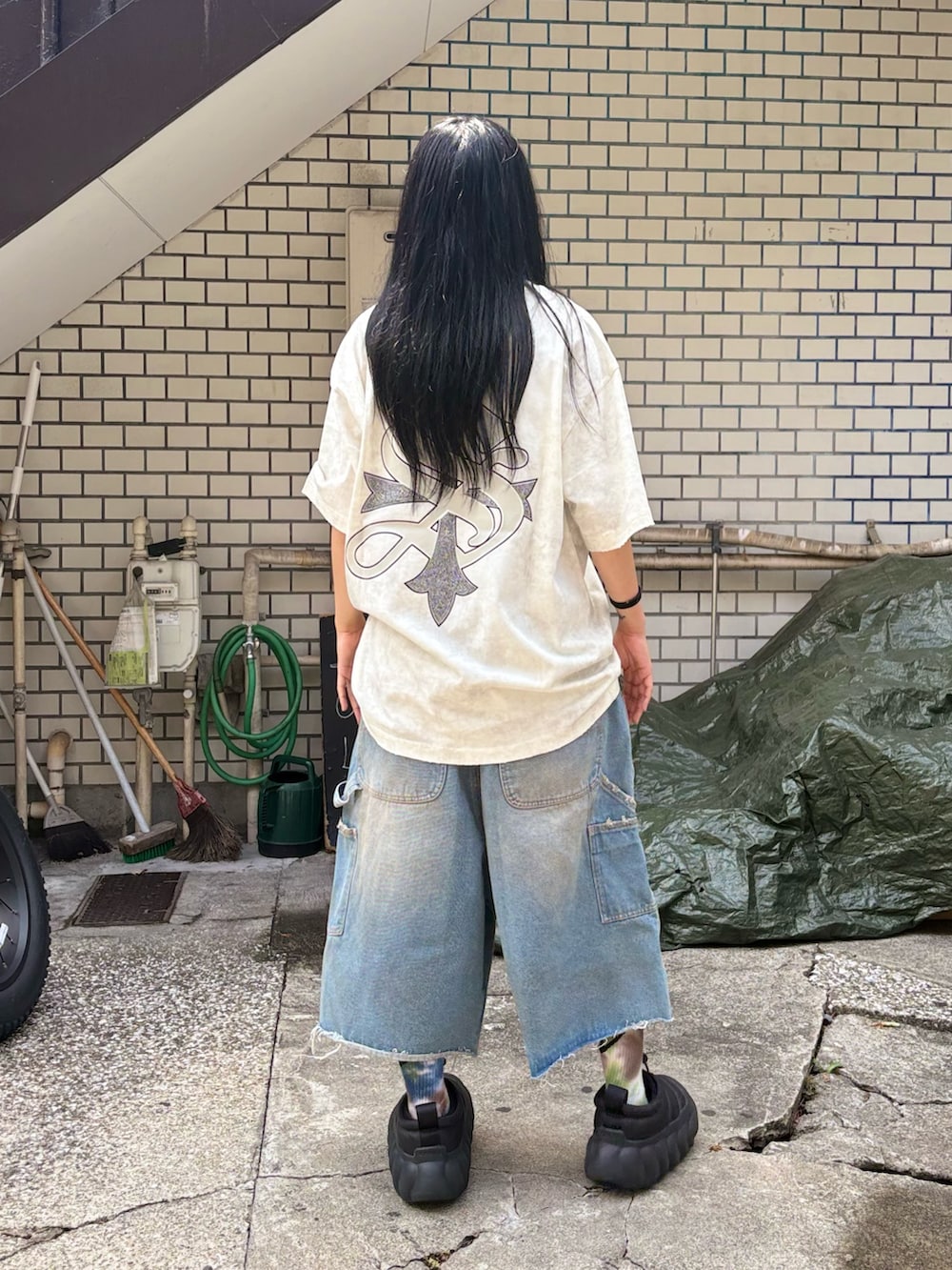 ホワイト系のTシャツ/カットソー、その他のデニムパンツを着用したレディースの夏コーディネートの4枚目の写真