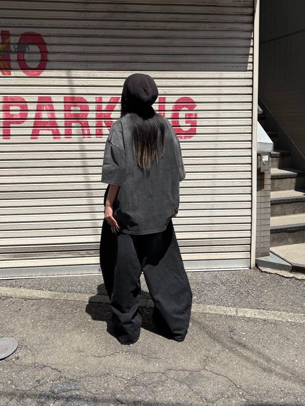 「NEEDLES、Danke schon、LHP、春コーデ、夏コーデ、ストリート、y2k」｜「DANKE SCHONのDankeSchon/ダンケシェーン/POWDER S/S TEE RACE PINK（Tシャツ/カットソー、ブラック系）」を使った、にこるさん（レディース・154cm）の春コーディネートの3枚目の写真