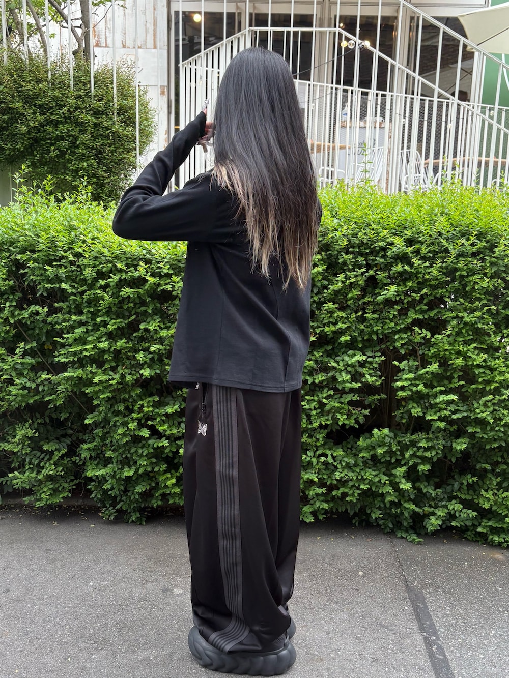 ブラック系のパンツ、ブラック系のTシャツ/カットソーを着用したレディースの春コーディネートの2枚目の写真