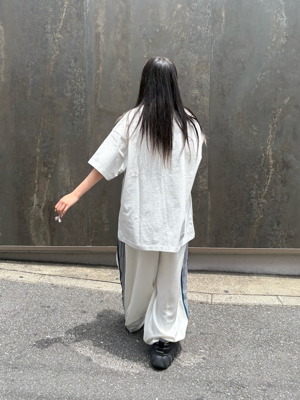 「春コーデ、夏コーデ、NEEDLES、whiteland、白コーデ、爽やかコーデ、ストリート」｜「WHITELANDのWHITELAND/ホワイトランド/YAN-GANT-Y-TAN TEE（Tシャツ/カットソー、ホワイト系）」を使った、にこるさん（レディース・154cm）の夏コーディネートの3枚目の写真