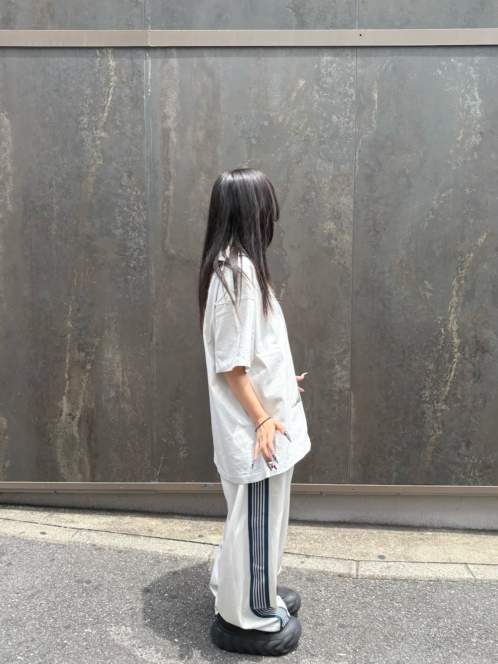 「春コーデ、夏コーデ、NEEDLES、whiteland、白コーデ、爽やかコーデ、ストリート」｜「WHITELANDのWHITELAND/ホワイトランド/YAN-GANT-Y-TAN TEE（Tシャツ/カットソー、ホワイト系）」を使った、にこるさん（レディース・154cm）の夏コーディネートの2枚目の写真