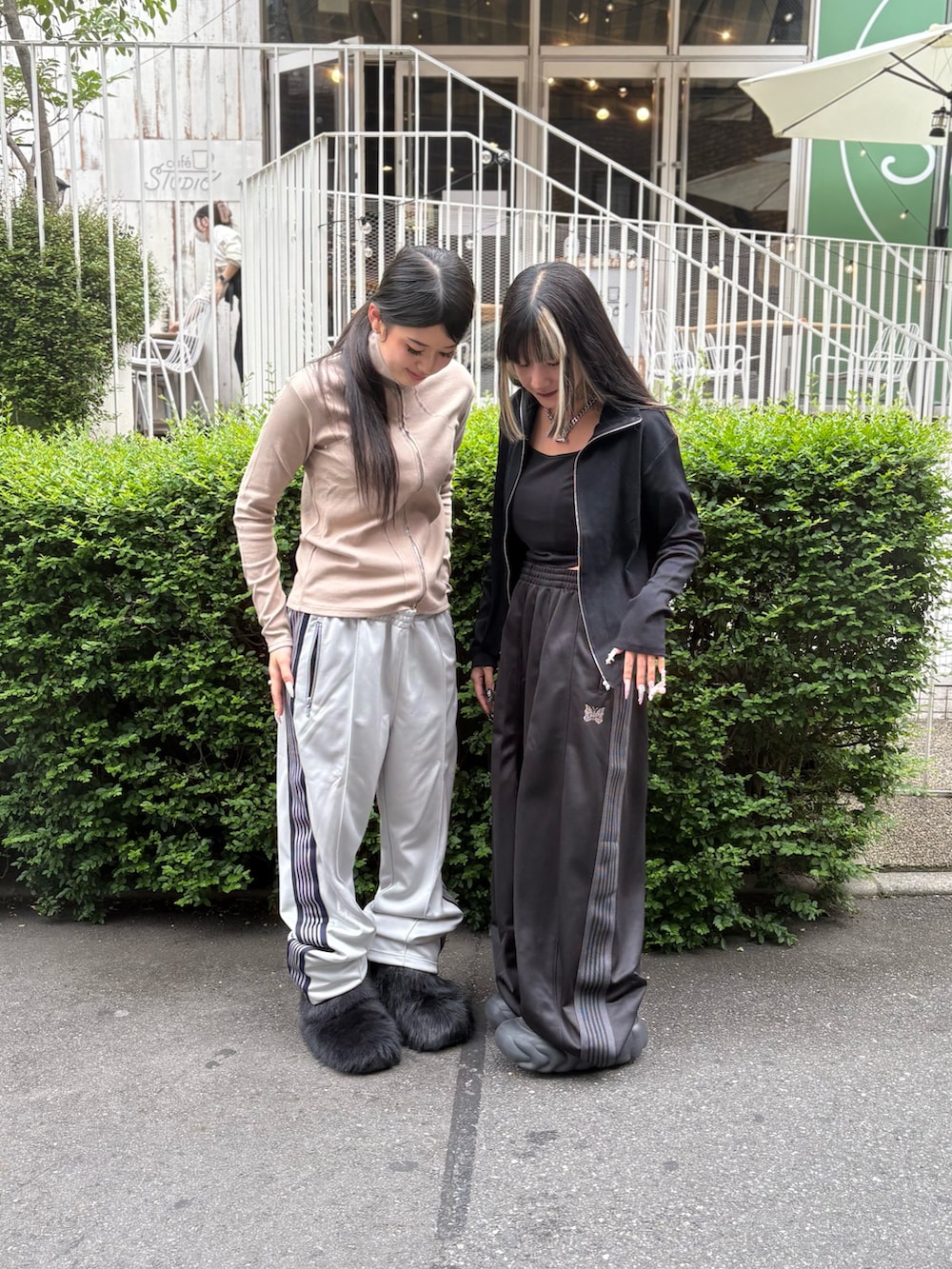 ブラック系のパンツ、ブラック系のTシャツ/カットソーを着用したレディースの春コーディネートの4枚目の写真