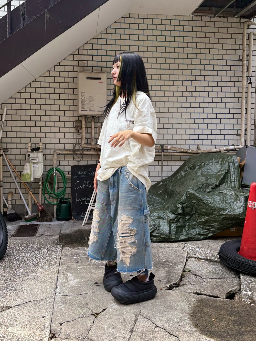 ホワイト系のTシャツ/カットソー、その他のデニムパンツを着用したレディースの夏コーディネートの3枚目の写真