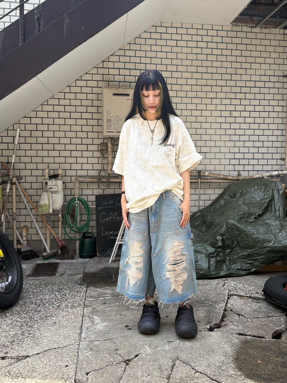 ホワイト系のTシャツ/カットソー、その他のデニムパンツを着用したレディースの夏コーディネートの2枚目の写真