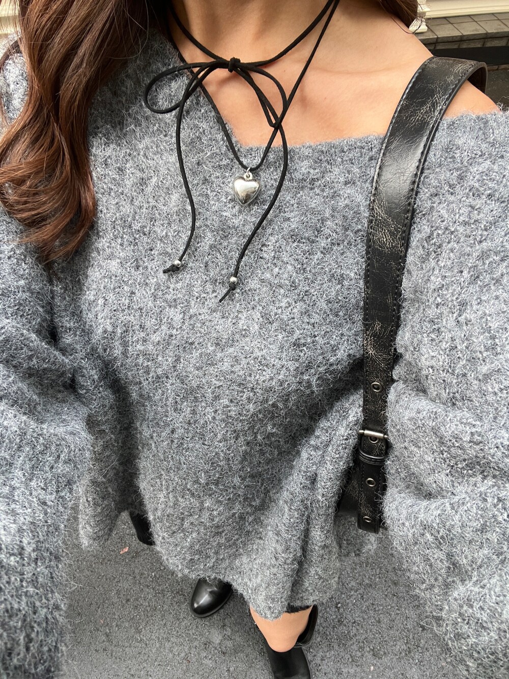 グレー系のニット/セーター、ブラック系のその他パンツを着用したレディースの秋コーディネートの2枚目の写真