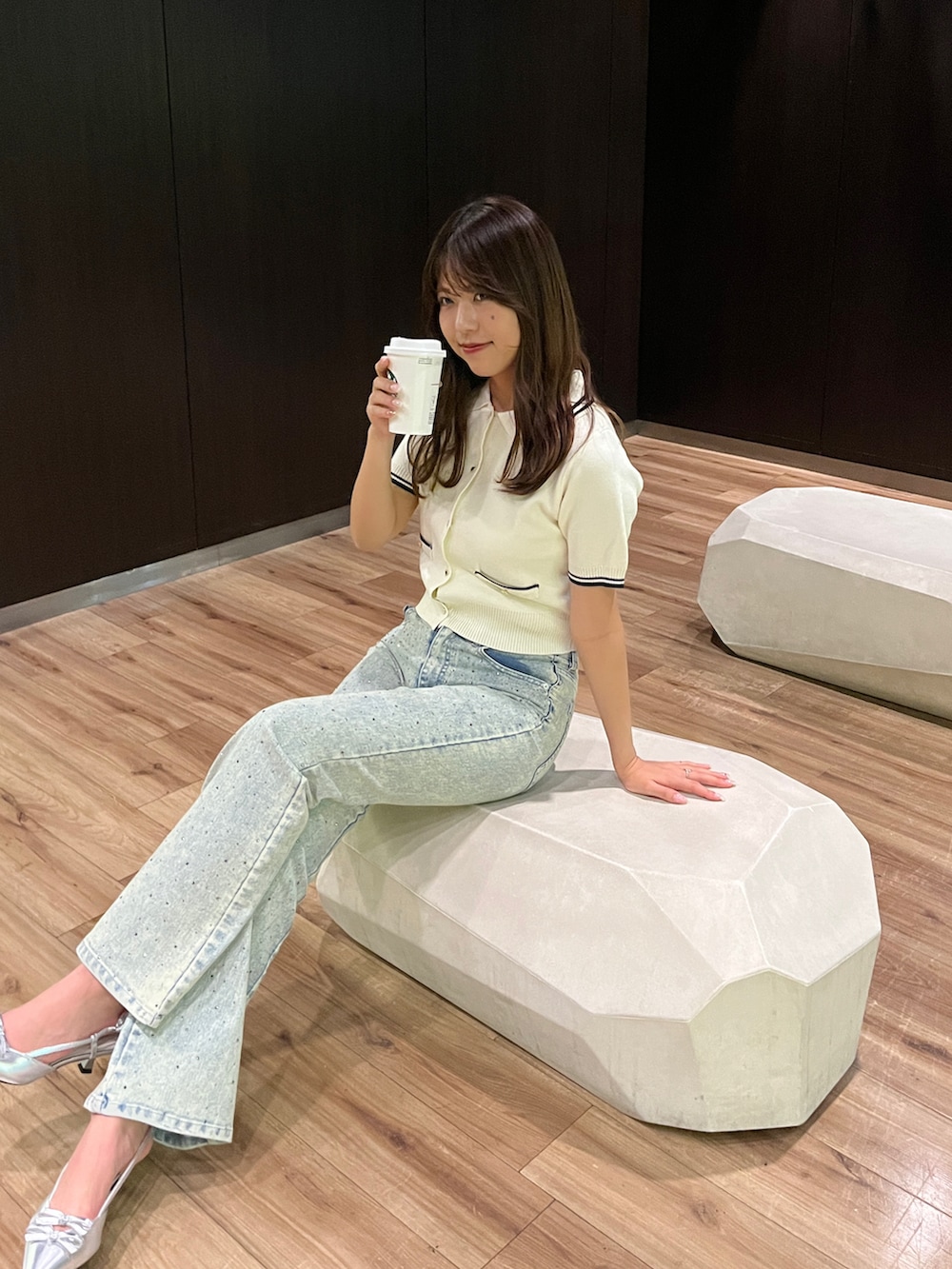 ホワイト系のワンピース、ブルー系のデニムパンツを着用したレディースの春コーディネートの4枚目の写真