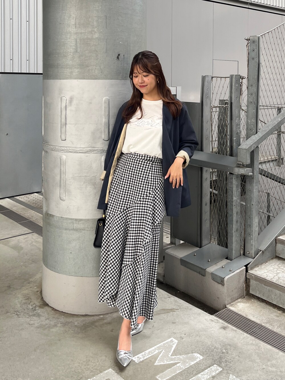 その他のスカートを着用したレディースの春コーディネートの5枚目の写真