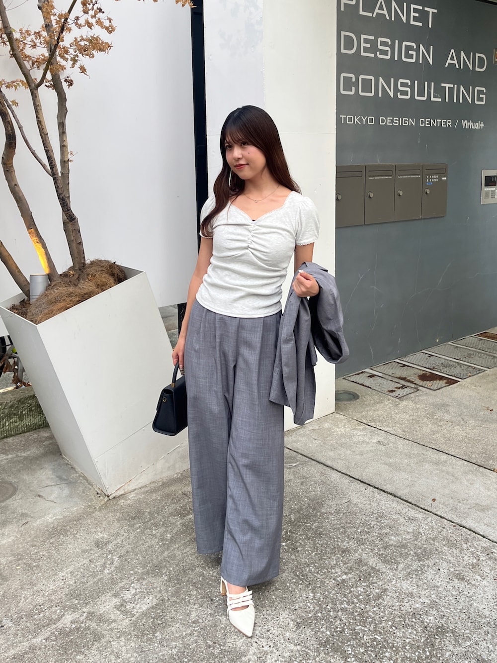 ベージュ系のTシャツ/カットソー、グレー系のテーラードジャケットを着用したレディースの夏コーディネートの4枚目の写真