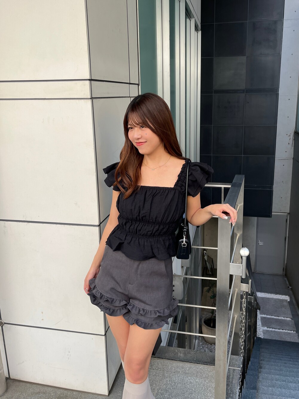 グレー系のその他パンツ、ブラック系のシャツ/ブラウスを着用したレディースの春コーディネートの4枚目の写真