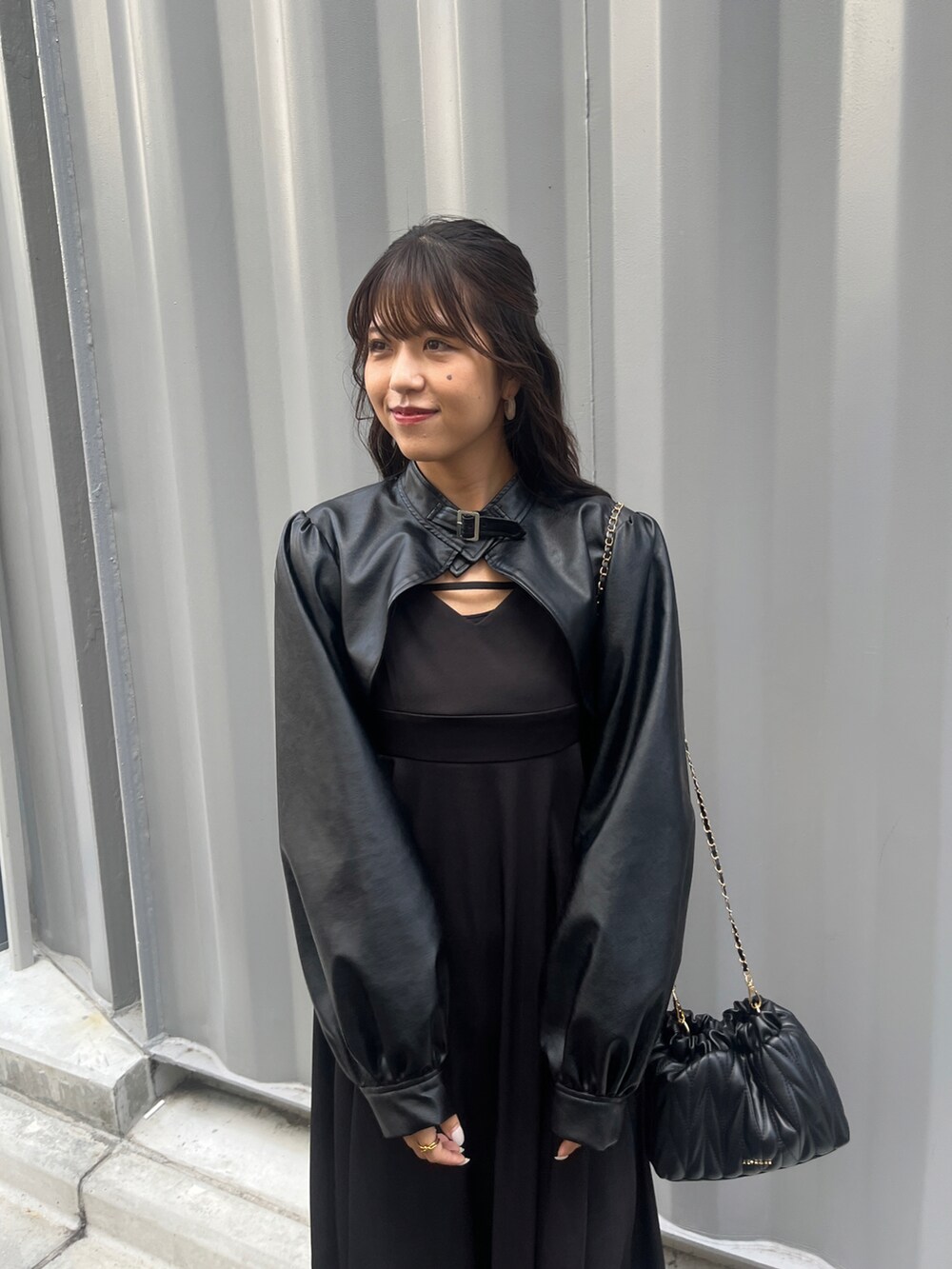 ブラック系のワンピース、ブラック系のその他アウターを着用したレディースの秋コーディネートの3枚目の写真