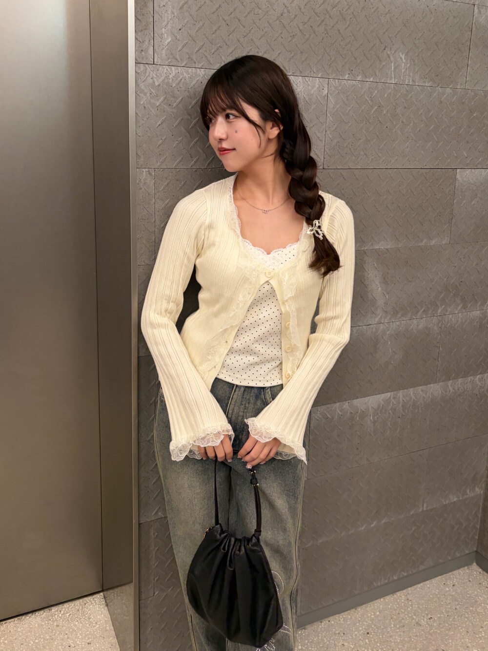 ホワイト系のカーディガン/ボレロ、ブルー系のデニムパンツを着用したレディースの春コーディネートの2枚目の写真