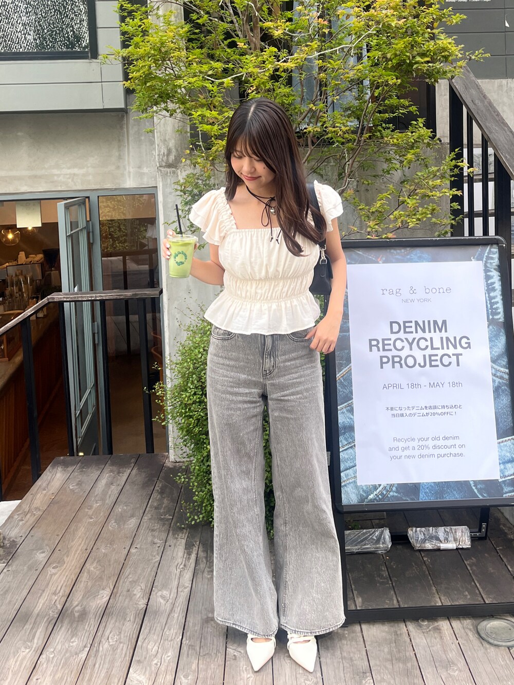 ホワイト系のシャツ/ブラウスを着用したレディースの春コーディネートの4枚目の写真