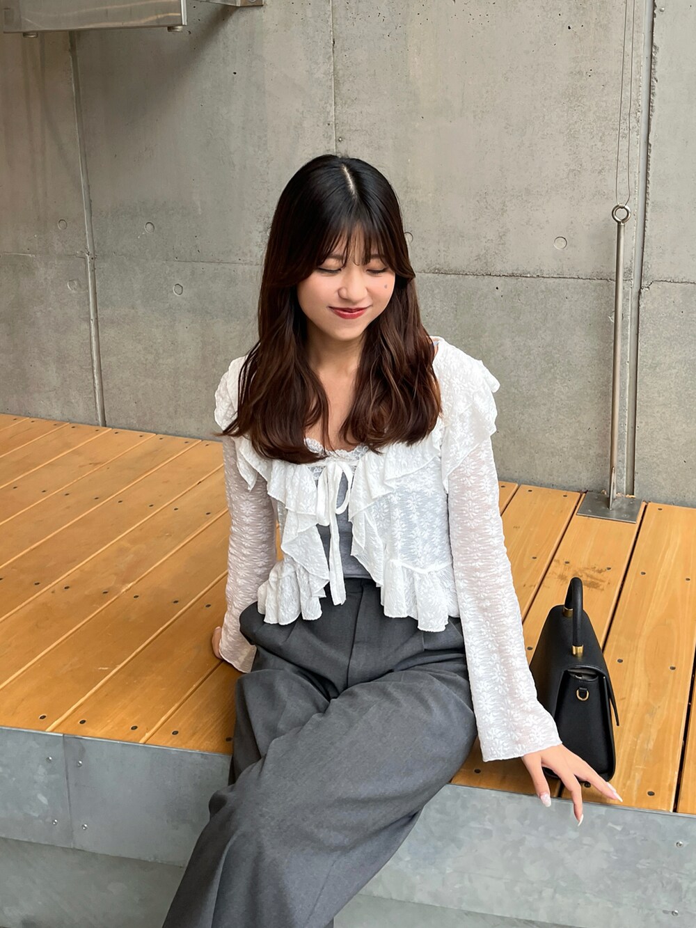 ホワイト系のカーディガン/ボレロを着用したレディースの春コーディネートの3枚目の写真