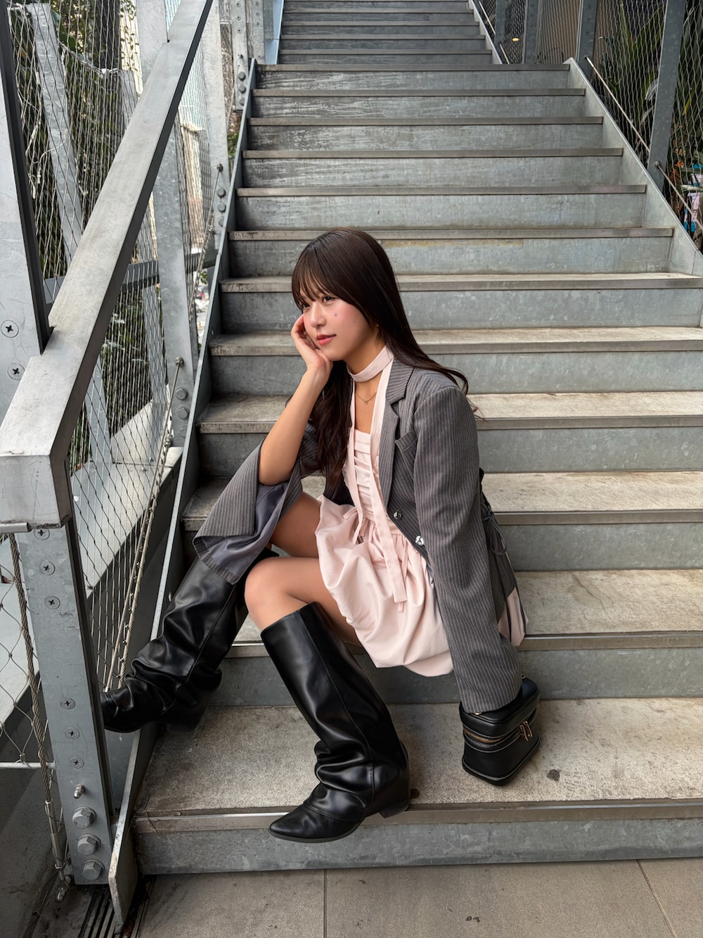 その他のテーラードジャケット、ピンク系のシャツ/ブラウスを着用したレディースの冬コーディネートの3枚目の写真