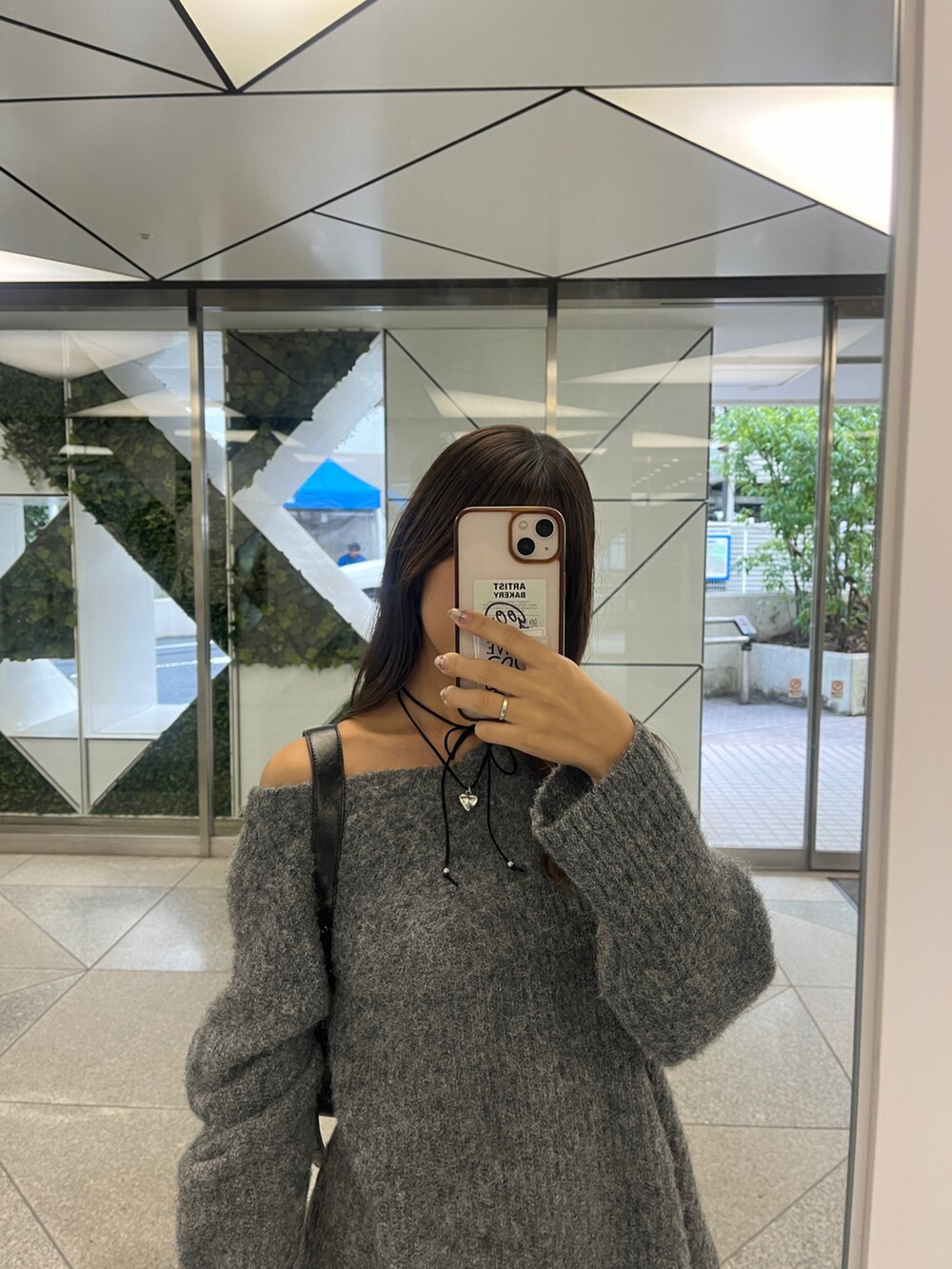 グレー系のニット/セーター、ブラック系のその他パンツを着用したレディースの秋コーディネートの5枚目の写真