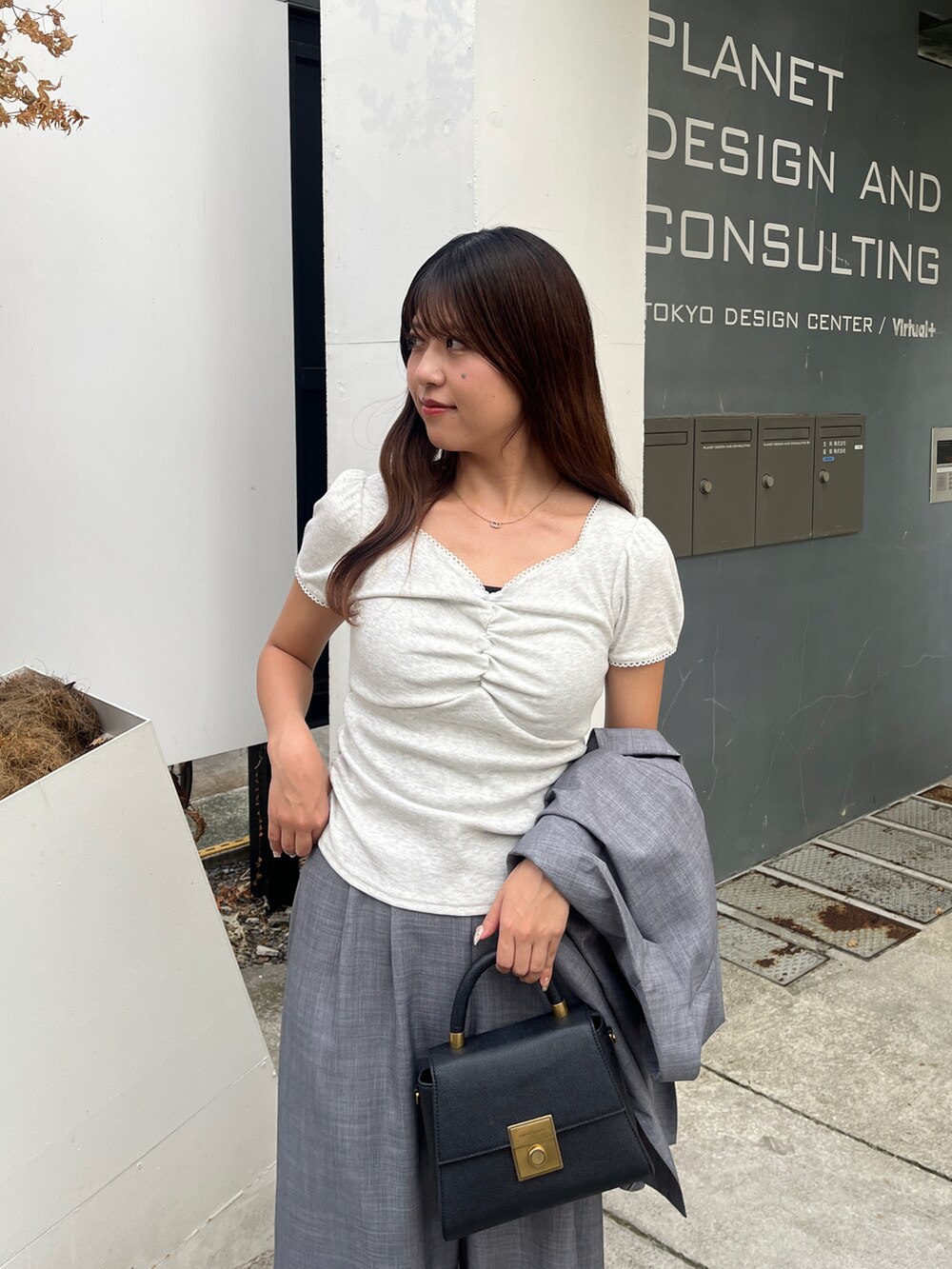 ベージュ系のTシャツ/カットソー、グレー系のテーラードジャケットを着用したレディースの夏コーディネートの5枚目の写真