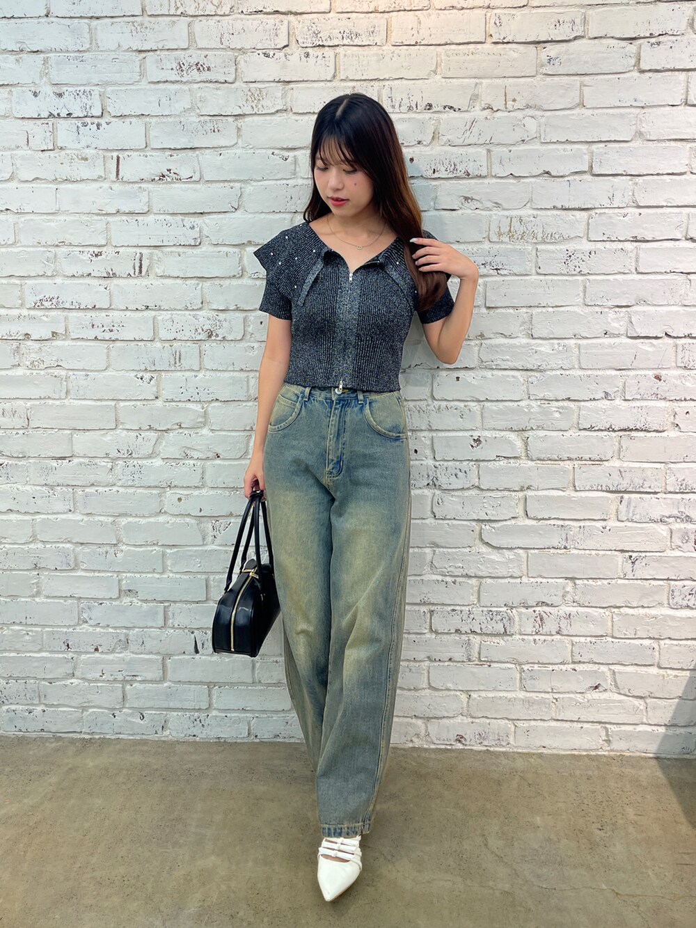 ブラック系のTシャツ/カットソー、その他のデニムパンツを着用したレディースの夏コーディネートの2枚目の写真