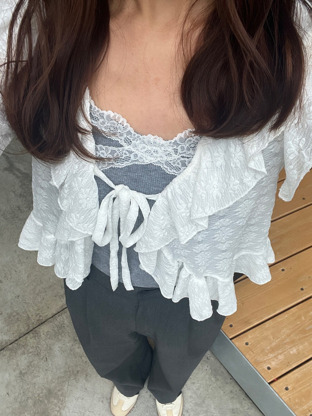 ホワイト系のカーディガン/ボレロを着用したレディースの春コーディネートの4枚目の写真