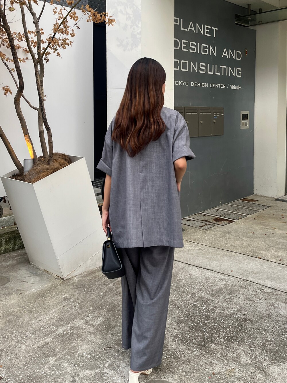 ベージュ系のTシャツ/カットソー、グレー系のテーラードジャケットを着用したレディースの夏コーディネートの3枚目の写真