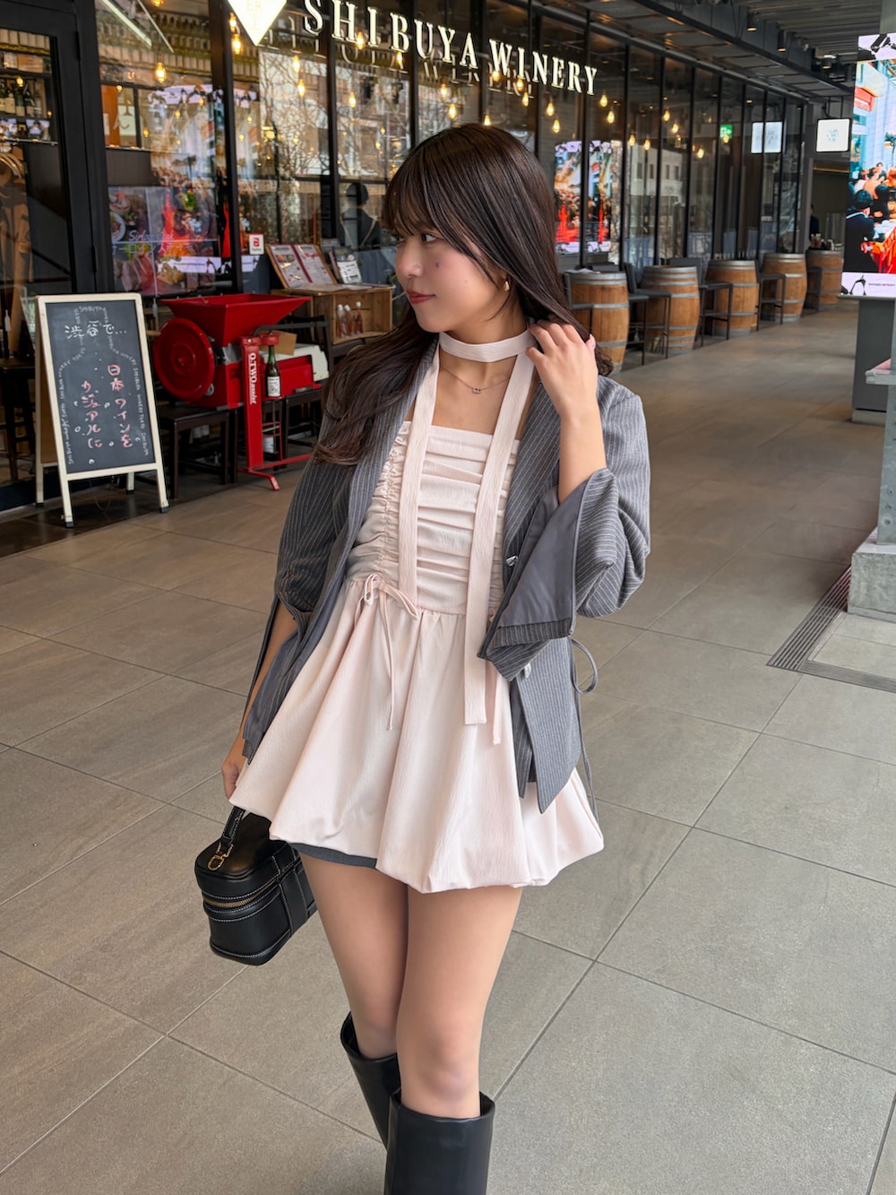 その他のテーラードジャケット、ピンク系のシャツ/ブラウスを着用したレディースの冬コーディネートの2枚目の写真