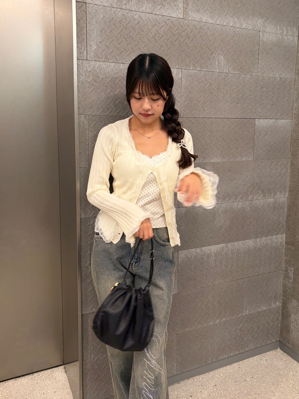 ホワイト系のカーディガン/ボレロ、ブルー系のデニムパンツを着用したレディースの春コーディネートの4枚目の写真