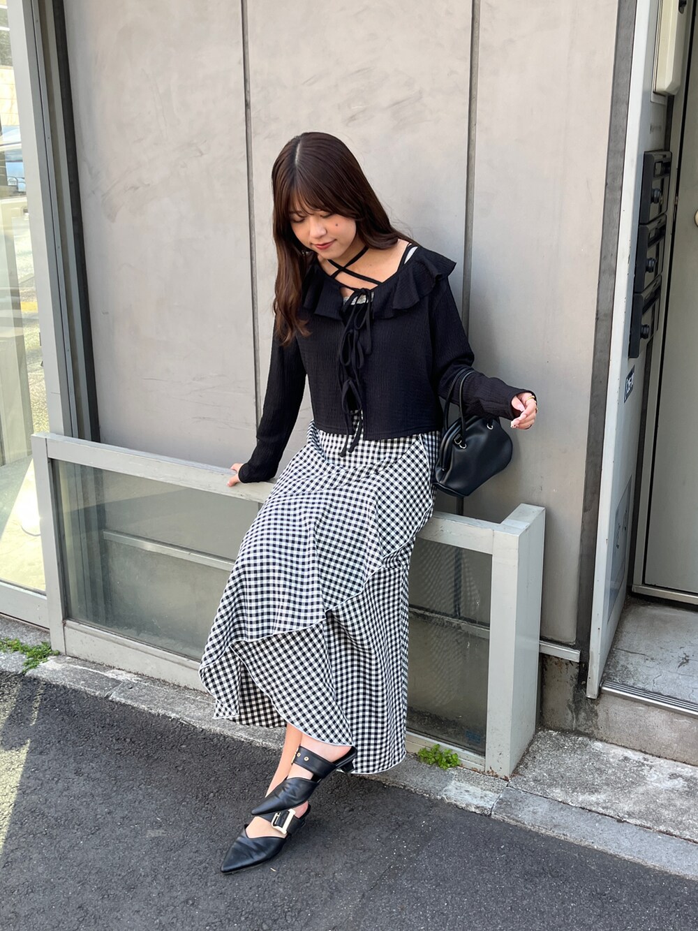 その他のスカート、ブラック系のTシャツ/カットソーを着用したレディースの春コーディネートの4枚目の写真